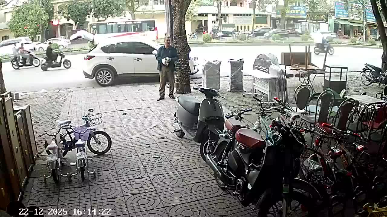 Lái xe ô tô trộm mũ bảo hiểm