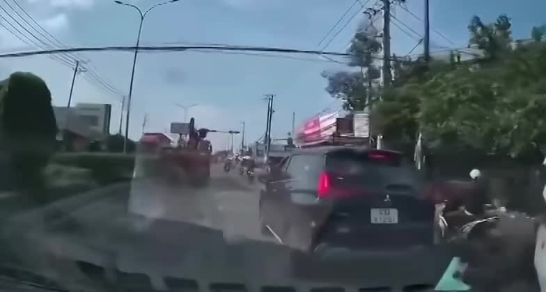 Hai tài xế cự cãi trên đường, một ô tô phanh gấp gây tai nạn cho người đi xe máy