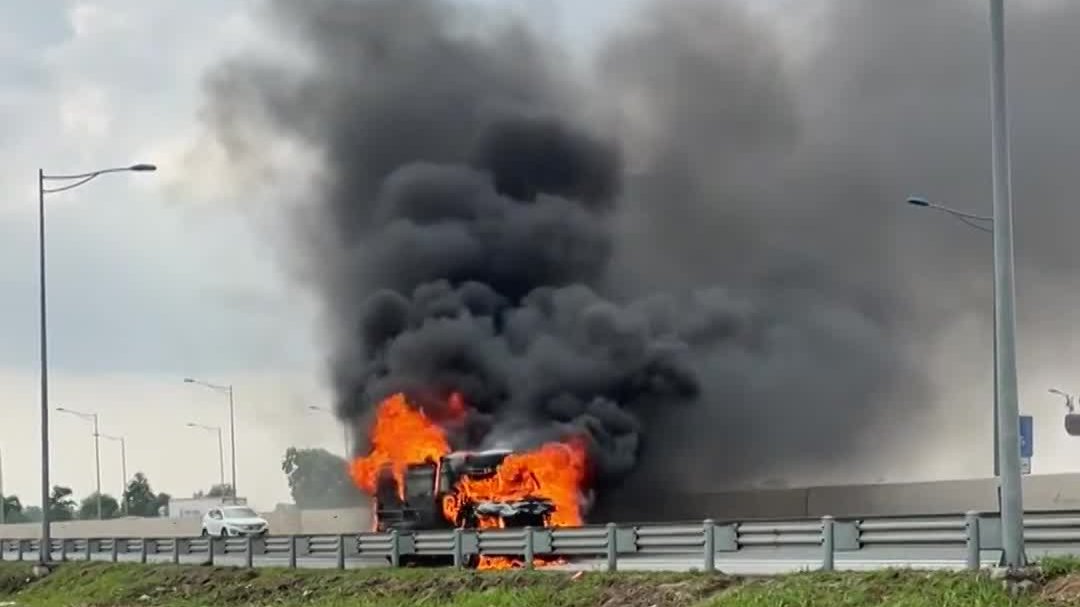 Cháy xe trên cao tốc Hà Nội - Hải Phòng