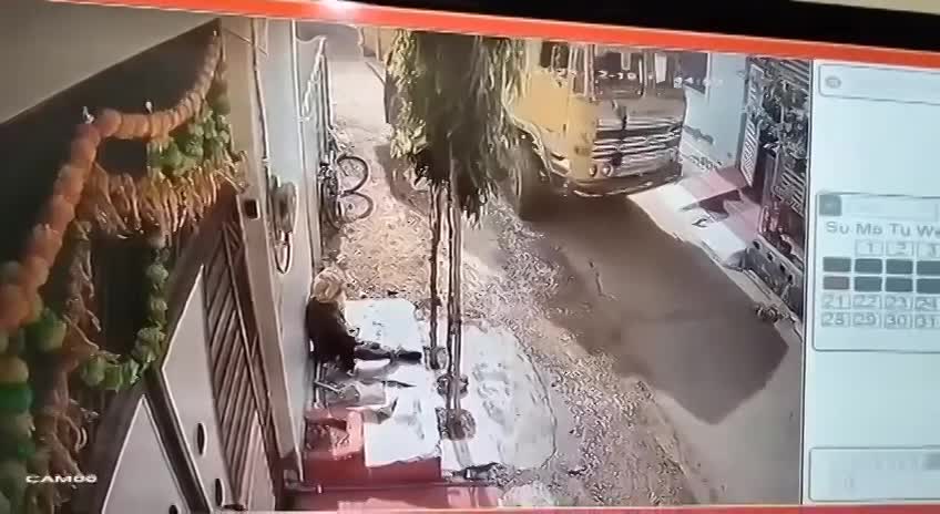 Người đàn ông ngồi bên vệ đường bị xe ben chở đá lật nghiêng đè trúng