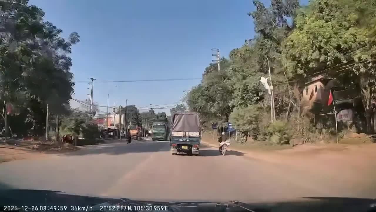 Xe tải vượt ẩu suýt gây tai nạn cho người đi xe máy