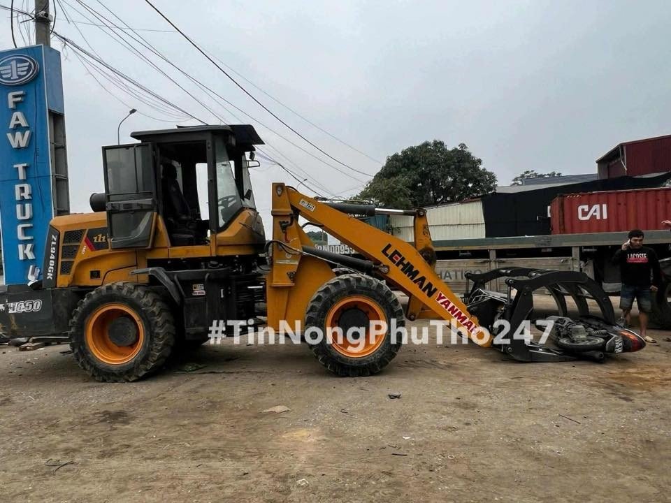 Va chạm với xe máy xúc, nữ sinh 2006 bị thương nặng