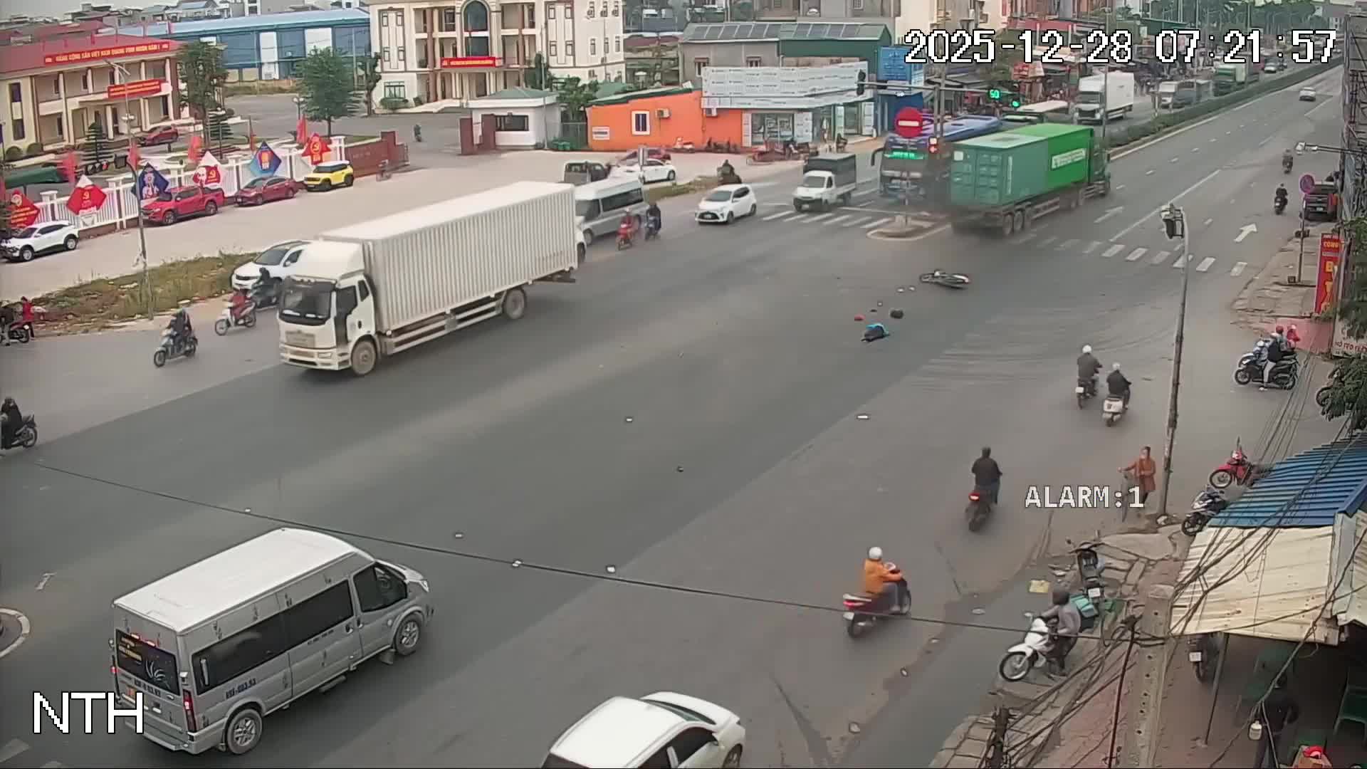 Người đi xe máy bị xe đầu kéo hất văng, lăn lộn nhiều vòng trên đường