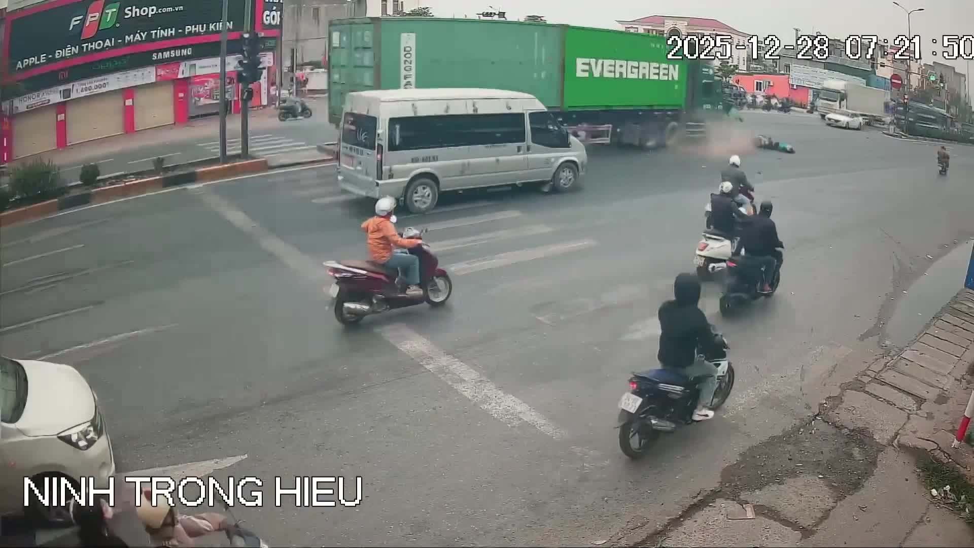 Va chạm với xe đầu kéo, người đi xe máy bị hất văng