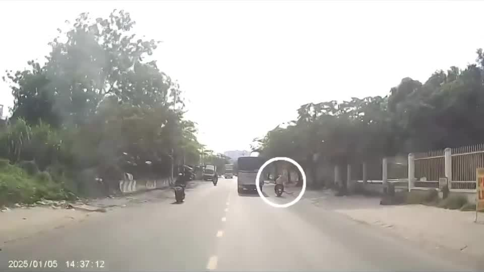 Ngã ra đường do xe bị trượt bánh, người đàn ông bị xe tải cán qua tử vong thương tâm