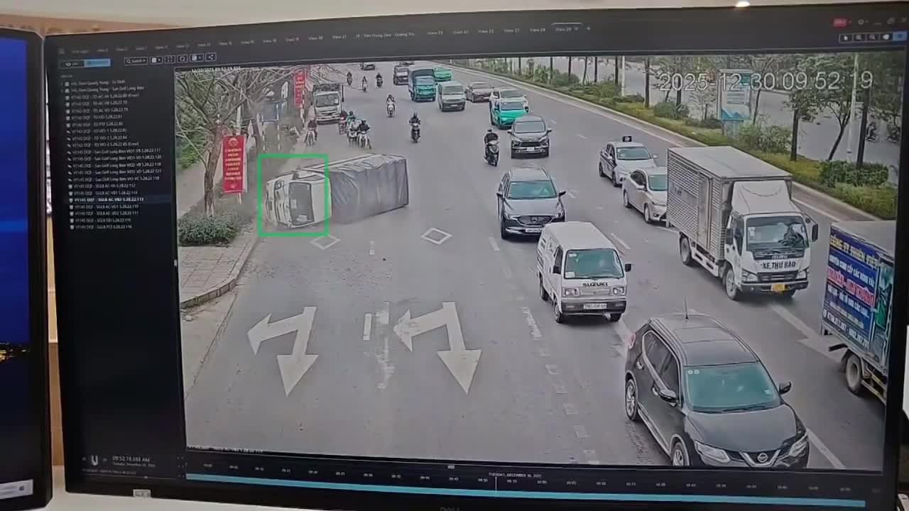 Xe tải bị lật khi đang di chuyển tại Long Biên, Hà Nội