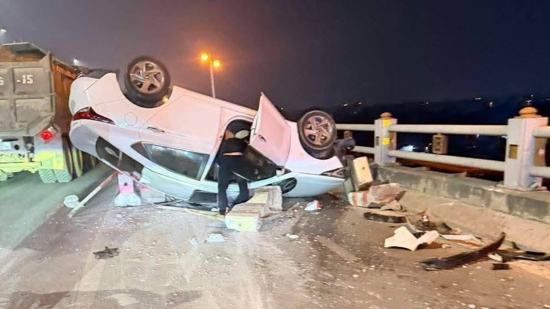 Ô tô con lật úp trên cầu Thanh Trì