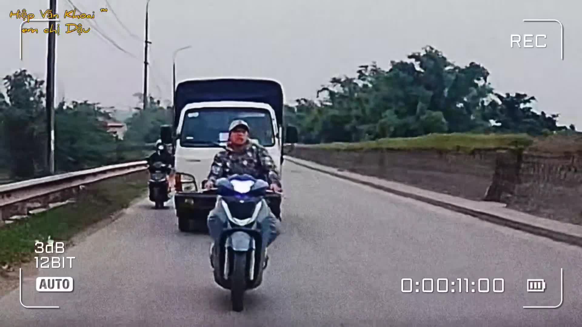 Người đàn ông ngã lộn cổ trên đường đê sau khi đánh võng trên đường