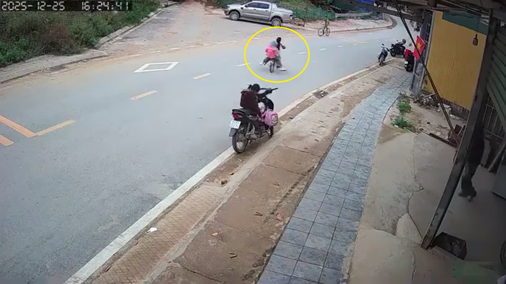 Học sinh đi xe đạp ngã nhào sau khi đạp nhanh trên đường