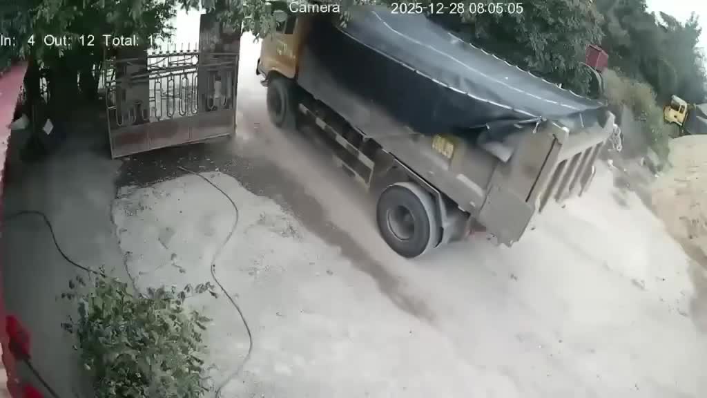 Người đàn ông đưa người xuống bánh xe đầu kéo đang di chuyển với ý định tự tử