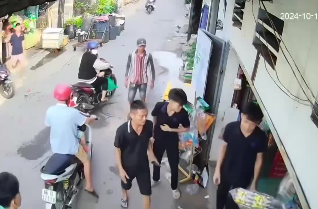 Đến ngã ba không giảm tốc, 3 xe máy tạo nên một tình huống 'khó đỡ'