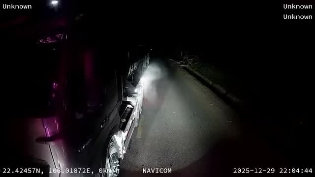 Nữ tài xế đầu kéo nổi tiếng chặn đầu xe đầu kéo khác vì bị nháy pha