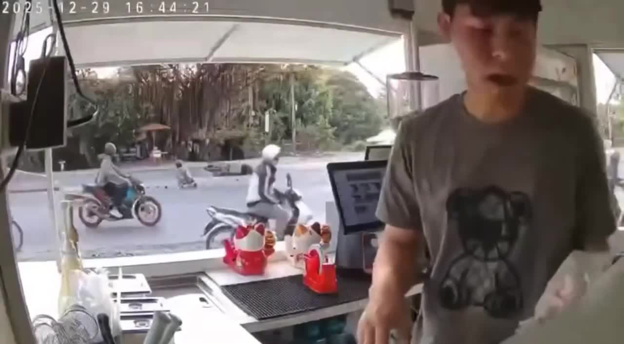 Va chạm với xe máy đang sang đường, nam thanh niên tử vong tại Bình Dương