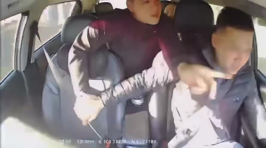 Người chồng dùng hung khí tấn công tài xế khi xe đang chạy