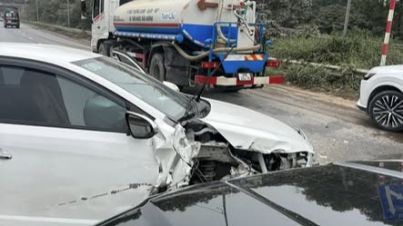 Tài xế không chú ý, tông mạnh vào xe tưới cây bên đường