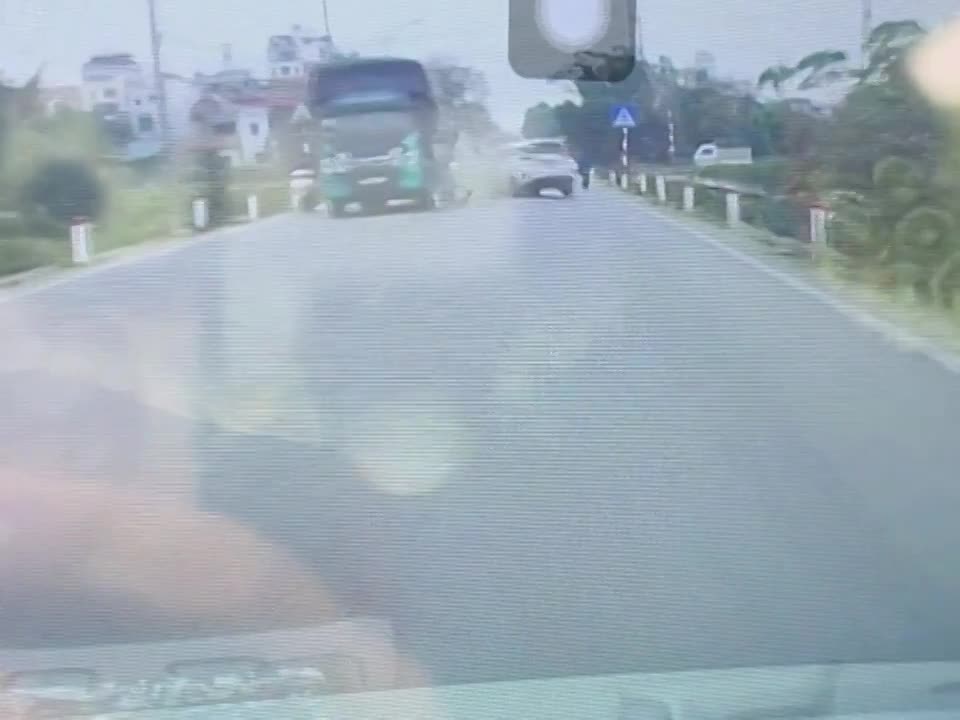 Bốn ô tô va chạm liên hoàn ở Hà Nội, 3 xe hư hỏng nặng