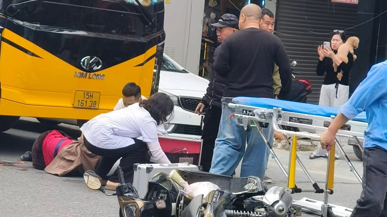 Người phụ nữ bị xe bus cán qua người sau va chạm tại Hải Phòng