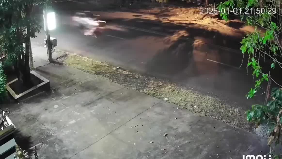 Bù Đốp - Bình Phước: Xe máy qua đường va chạm với ô tô khiến 2 người tử vong