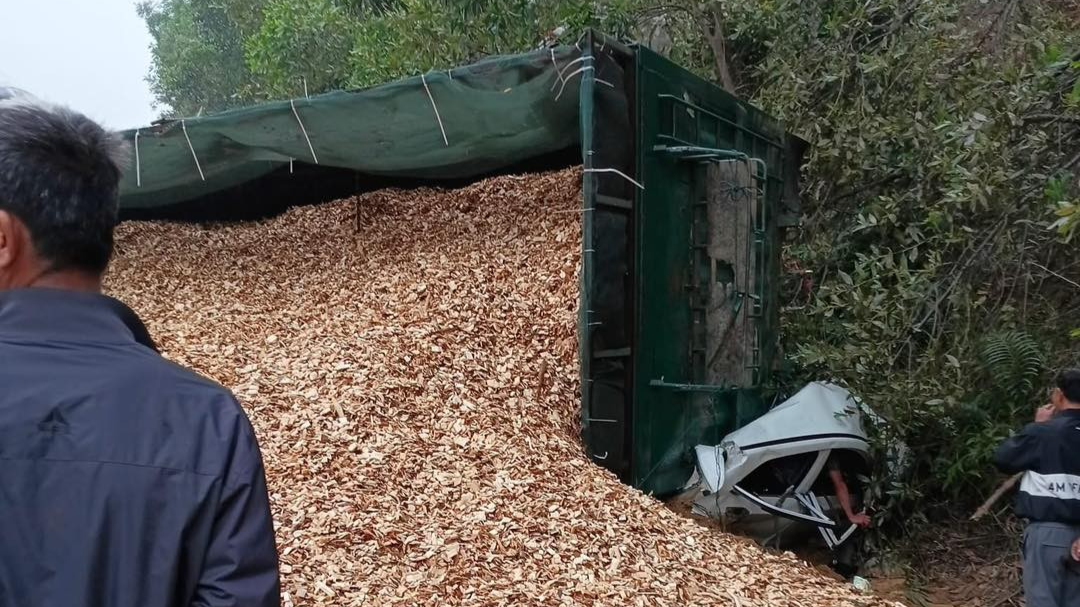 Tài xế xe con không qua khỏi sau va chạm với xe tải chở dăm gỗ