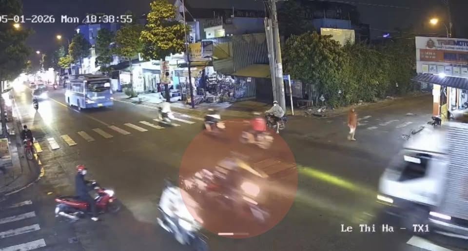 Ngã xuống đúng lúc xe tải đi tới