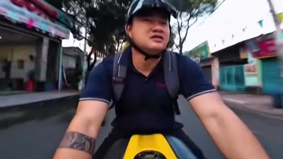 Nam thanh niên buông hai tay, dùng điện thoại khi lái mô tô ở TP. HCM