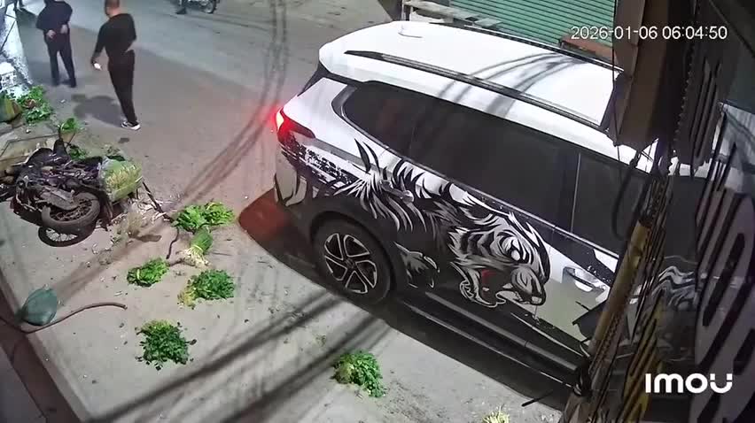 Ô tô con va chạm với xe chở rau của người dân