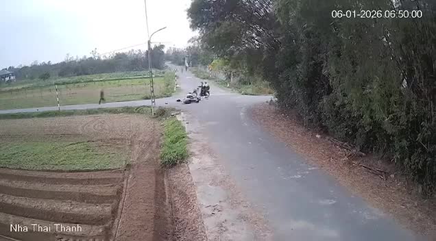 Qua ngã tư không giảm tốc, quan sát, ô tô con va chạm hất tung người đi xe máy