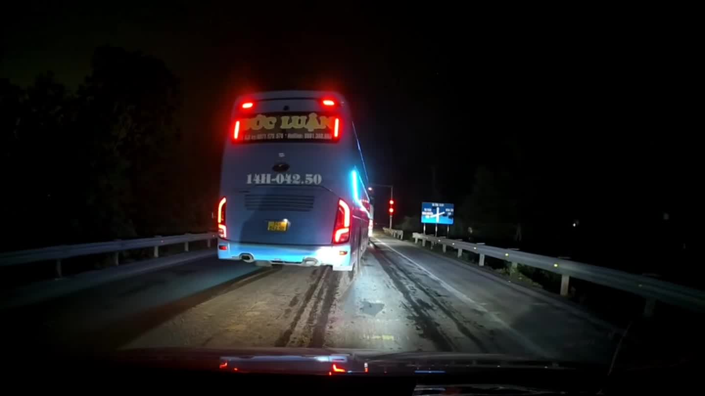 Xe khách đi luồn lách, lấn làn