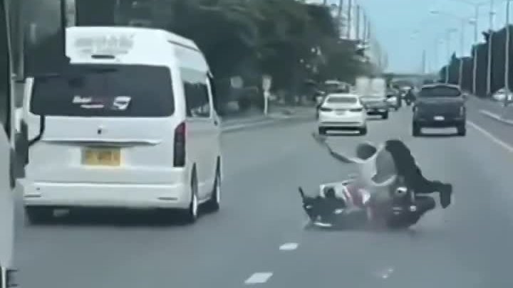 Lạng lách, đánh võng, giơ chân lên trời khi điều khiển phương tiện, thanh niên nhận cái kết đắng