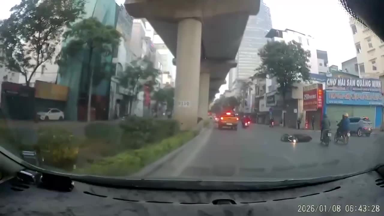 Ngã xuống gầm xe bán tải, người đàn ông điều khiển xe máy tử vong