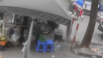 Mâu thuẫn khi tham gia giao thông, tài xế lái xe phá hoại tài sản của người khác