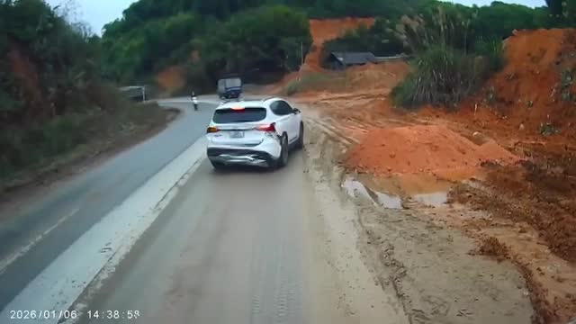 Vượt ẩu va chạm với xe tải