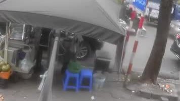 Mâu thuẫn khi tham gia giao thông, tài xế lái xe phá hoại tài sản của người khác