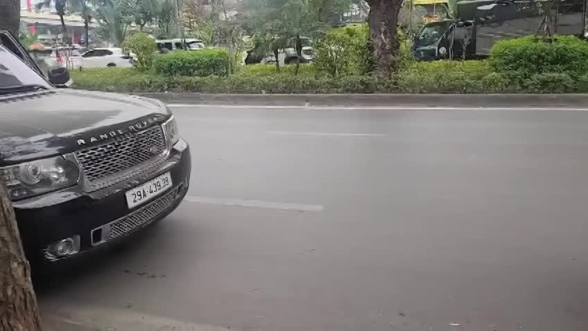 Người đàn ông bỏ đi sau va chạm tại đường Láng