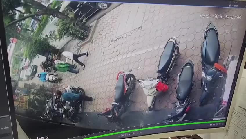 Hai bên xảy ra cãi vã, xô xát trong vụ việc tại đường Láng