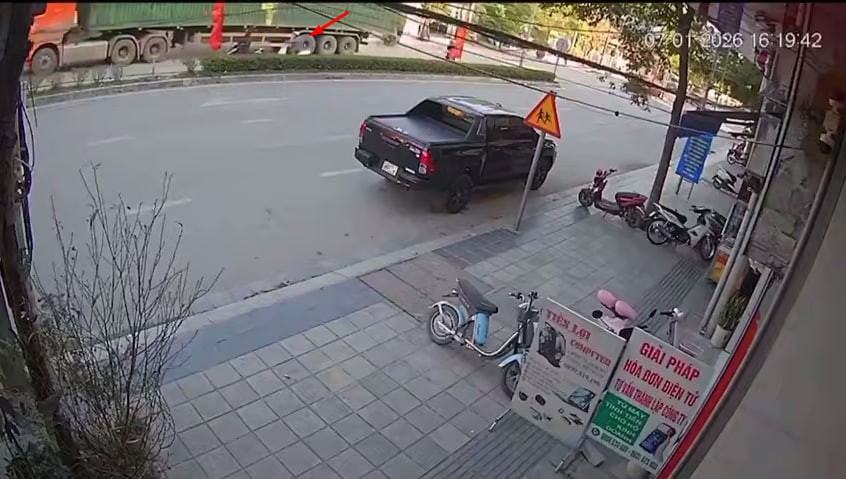 Phanh gấp ngã ra cạnh xe container, bị bánh xe đè lên tử vong