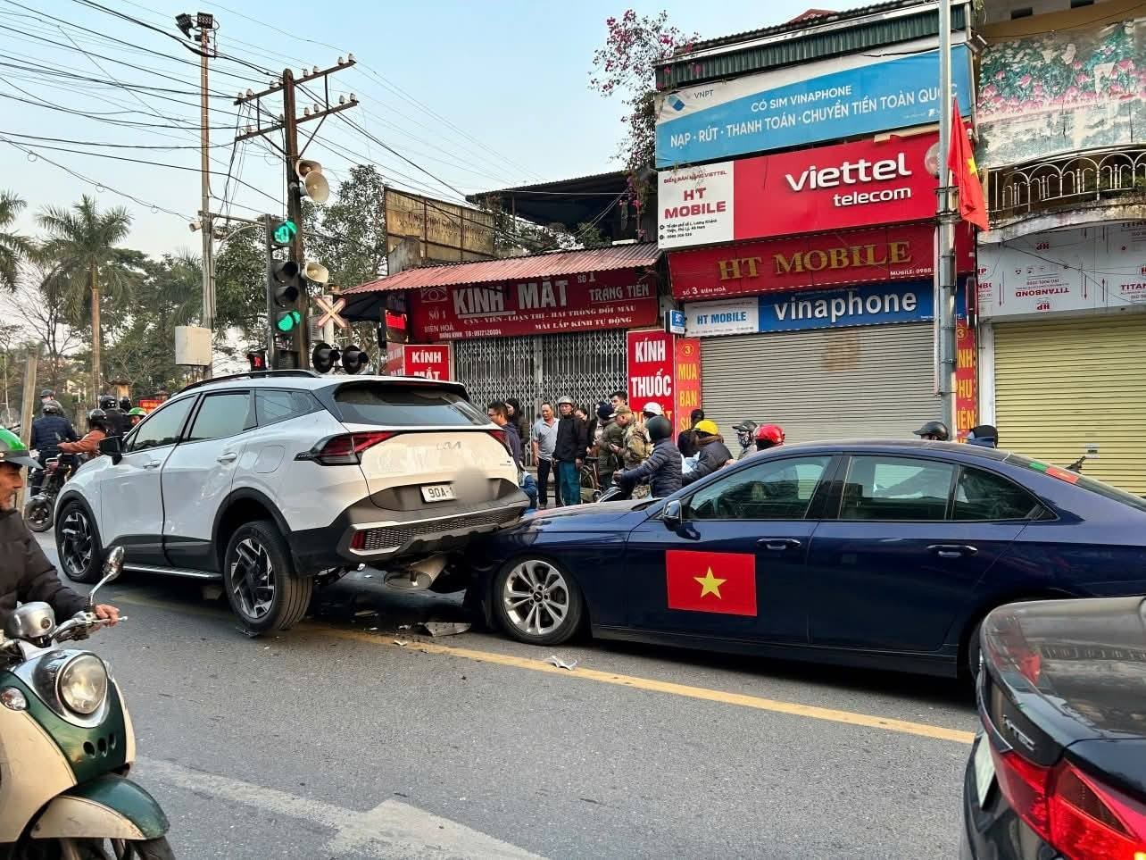 Dừng chờ tàu hỏa, ô tô bỗng nhiên lùi xe khiến xe máy dừng phía sau bị cuốn vào gầm