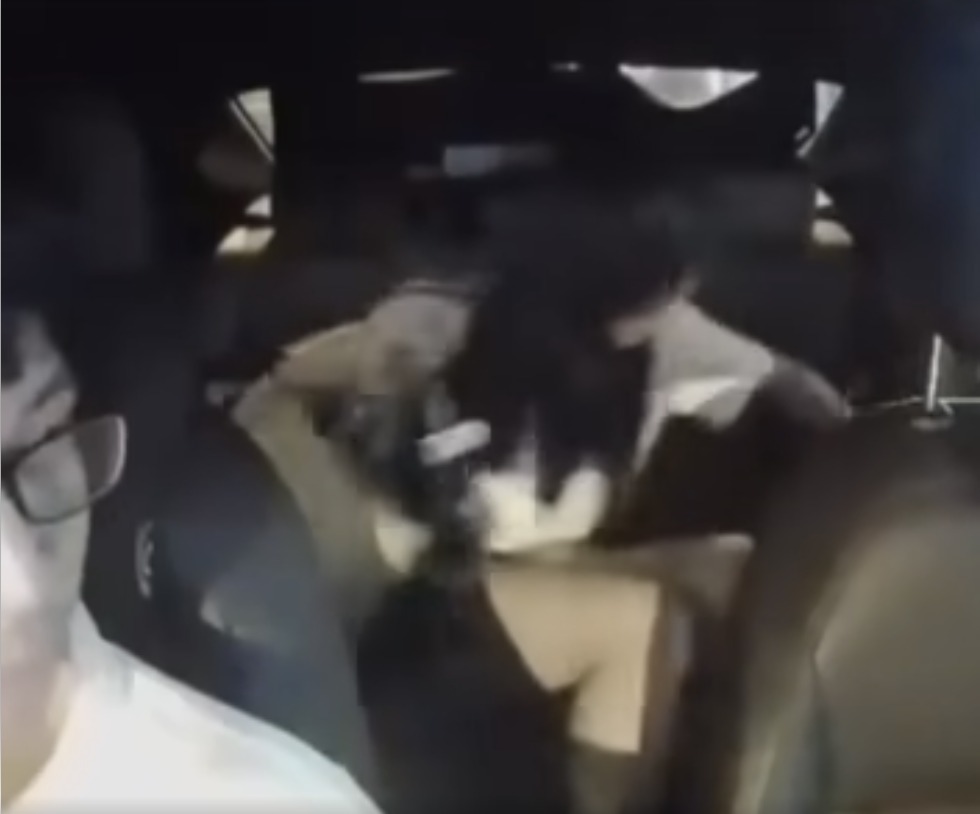 Tranh cãi chuyện tài xế đuổi khách xuống xe vì “anh chị ôm ấp” nhau