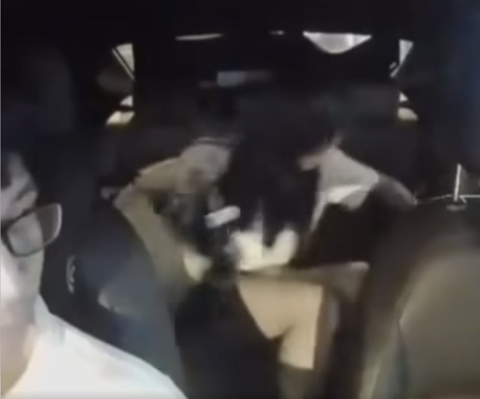 Tranh cãi chuyện tài xế đuổi khách xuống xe vì “anh chị ôm ấp” nhau