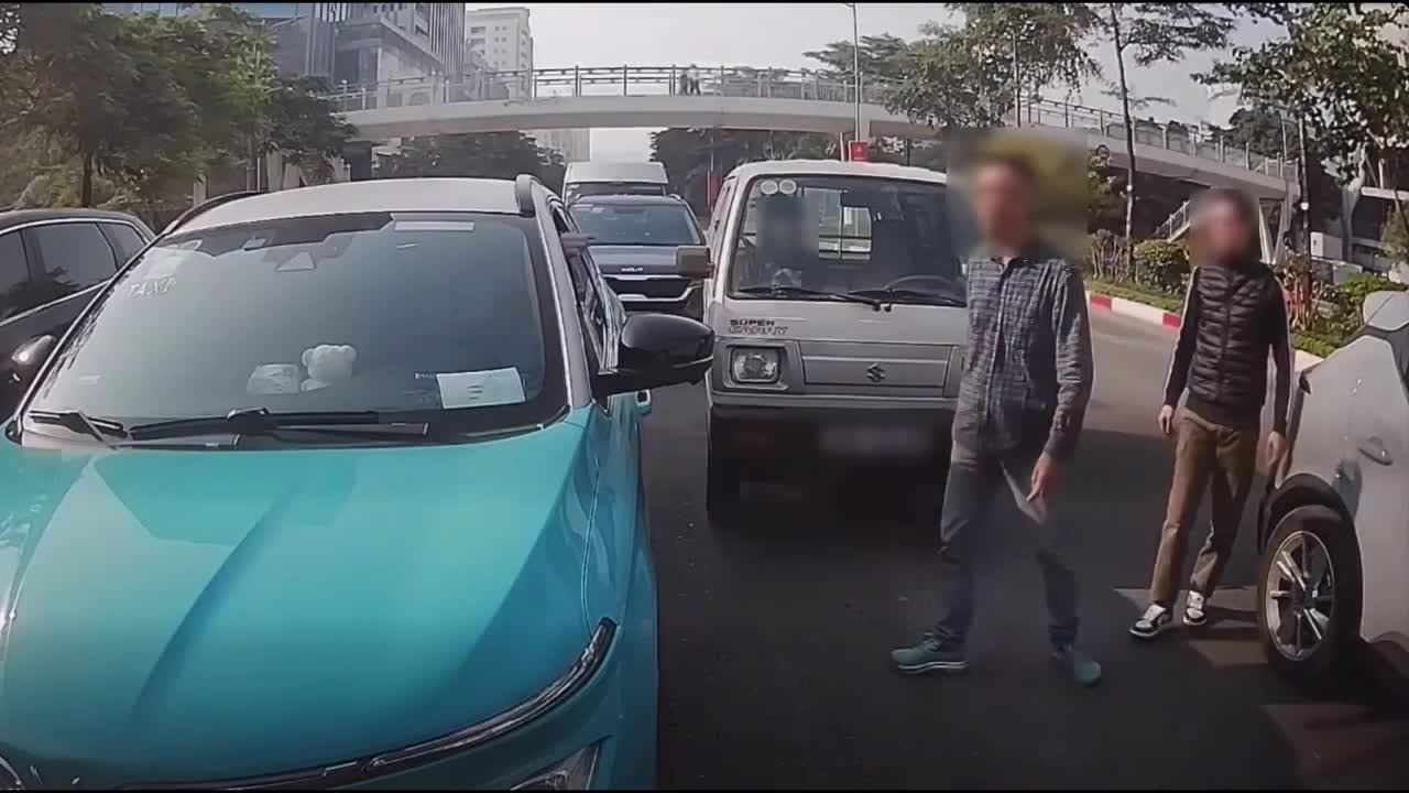 Tài xế dừng ô tô giữa đường, mở cửa bất cẩn gây va chạm