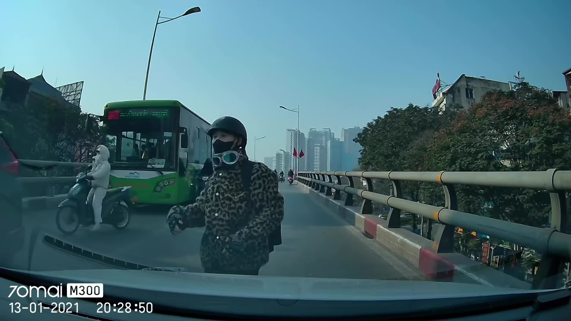 Người lái xe máy ngã nhào sau khi lấn làn trên cầu vượt Láng Hạ