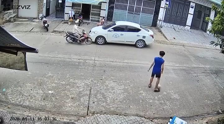 Người đàn ông phóng nhanh, tông mạnh vào ô tô phía đối diện đang dừng đỗ