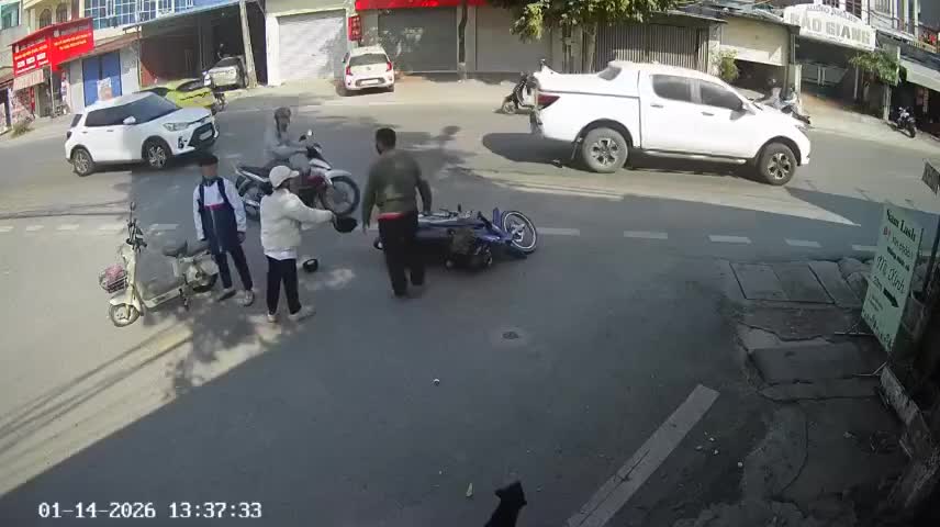 Va chạm giao thông, người đàn ông dùng mũ đánh người