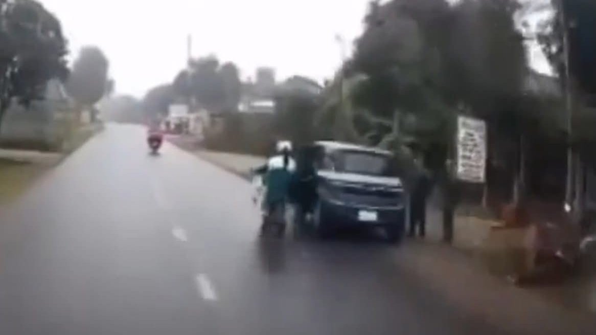 Hòa Bình: Học sinh 14 tuổi tử vong khi xe ô tô mở cửa bất cẩn