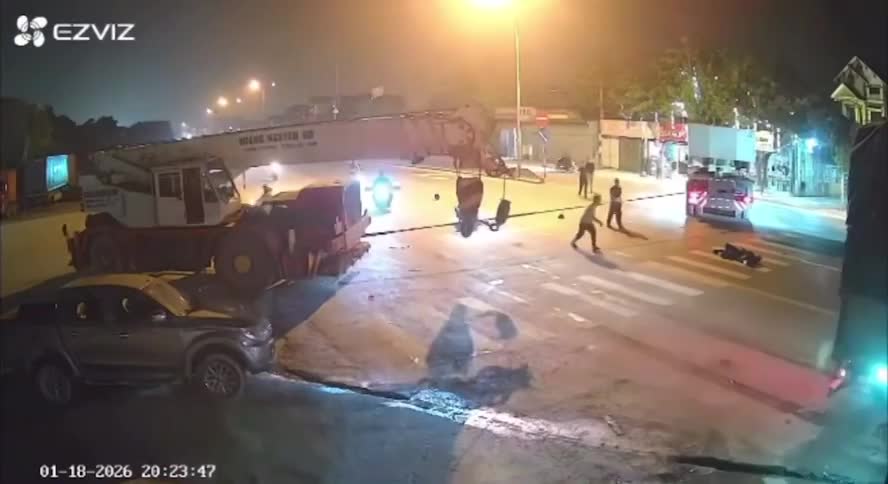 Hà Nam: Vướng vào dây mắc ngang đường, người đi xe máy tử vong