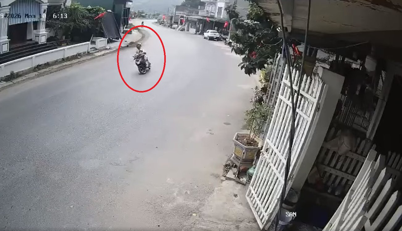 Tông trực diện vào xe khách