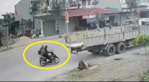 Đâm vào đuôi ô tô tải