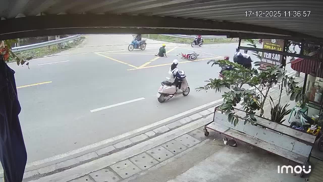 Sang đường không quan sát va chạm với xe tải, người đàn ông hành hung tài xế