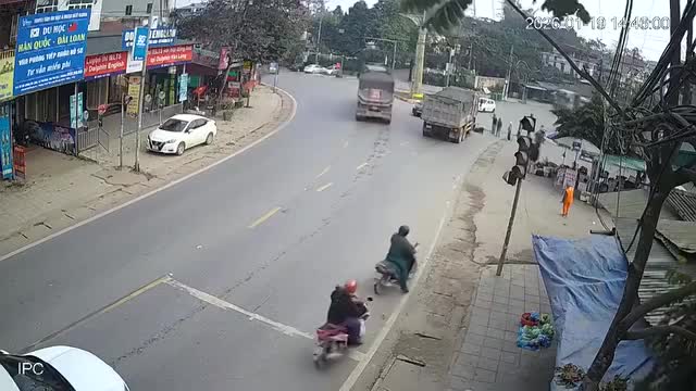 Va chạm với container khi rẽ trái