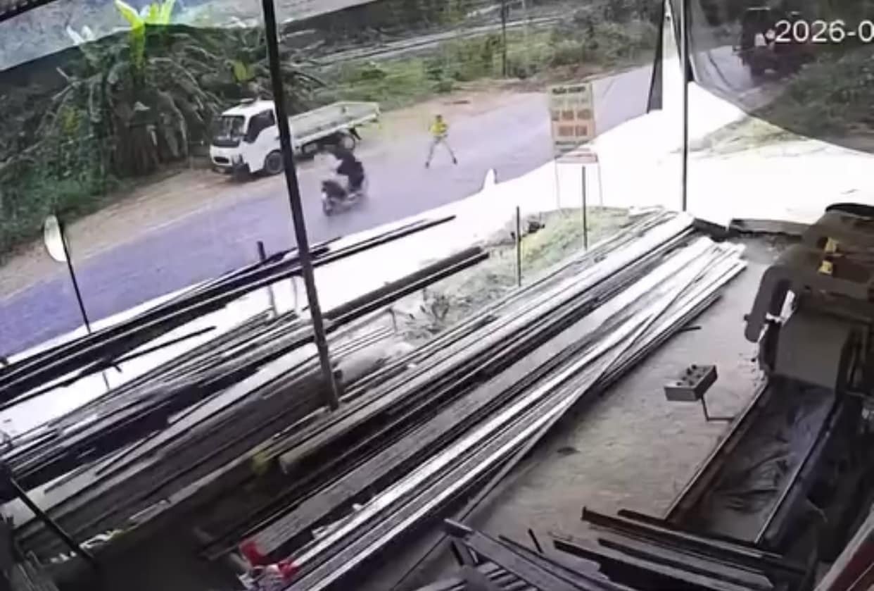 Quảng Trị: CSGT bị thương nặng sau khi bị xe máy chở 3 tông mạnh